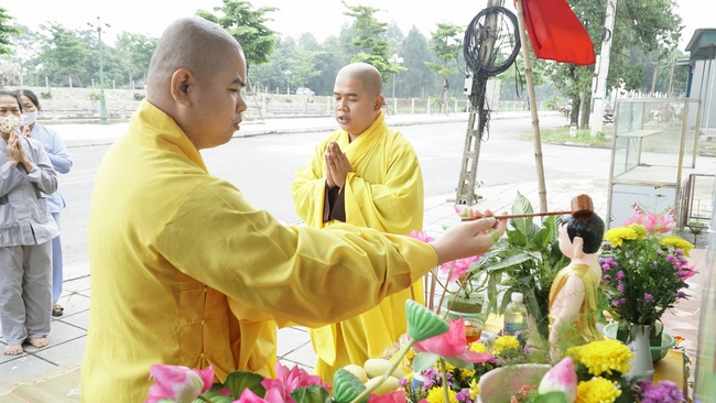 Visiting the models of Lumbini garden at Buddhists' houses of Dong Cao Pagoda