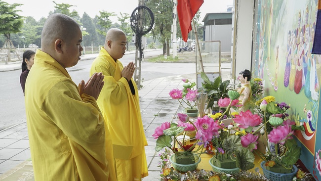 Visiting the models of Lumbini garden at Buddhists' houses of Dong Cao Pagoda
