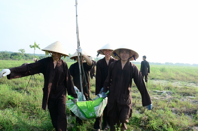 Planting trees in Tay Ninh of the monks of Hoang Phap Pagoda