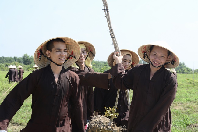 Planting trees in Tay Ninh of the monks of Hoang Phap Pagoda