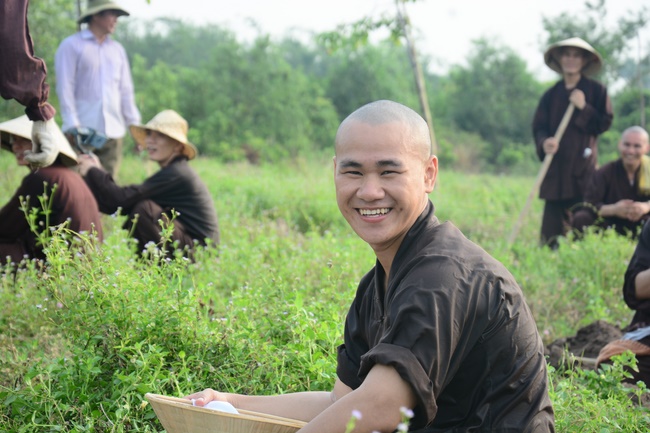Planting trees in Tay Ninh of the monks of Hoang Phap Pagoda
