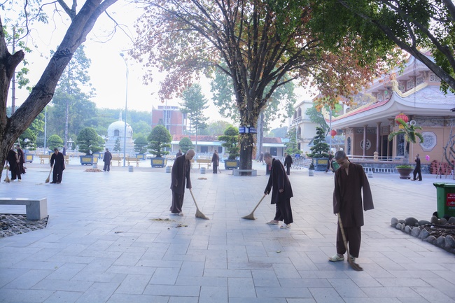 Series of photos of the Seven-Day Special Retreat