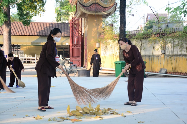 Series of photos of the Seven-Day Special Retreat