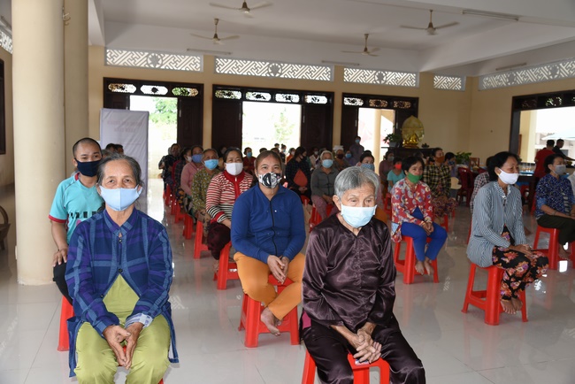 The handover ceremony of saline water purifier and rice ATM machine at Quoc Thoi Pagoda in Ben Tre
