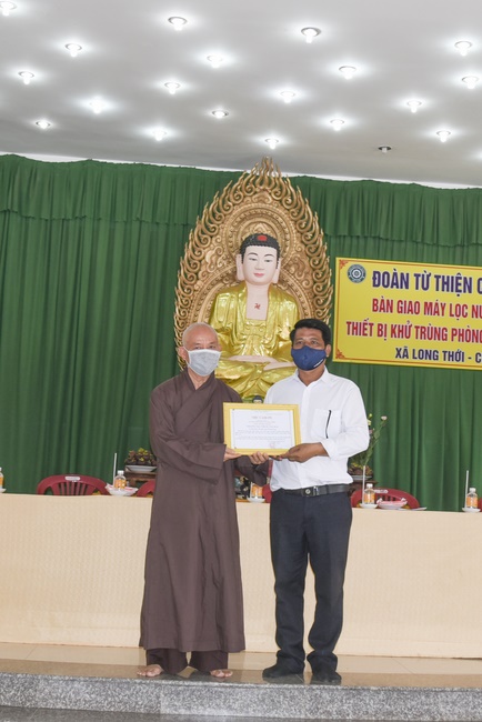 The handover ceremony of saline water purifier and rice ATM machine at Quoc Thoi Pagoda in Ben Tre
