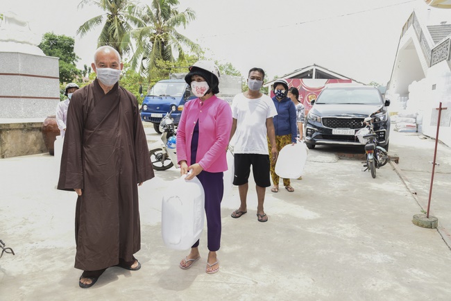 The handover ceremony of saline water purifier and rice ATM machine at Quoc Thoi Pagoda in Ben Tre