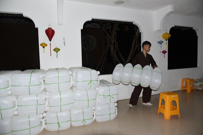 The handover ceremony of saline water purifier and rice ATM machine at Quoc Thoi Pagoda in Ben Tre