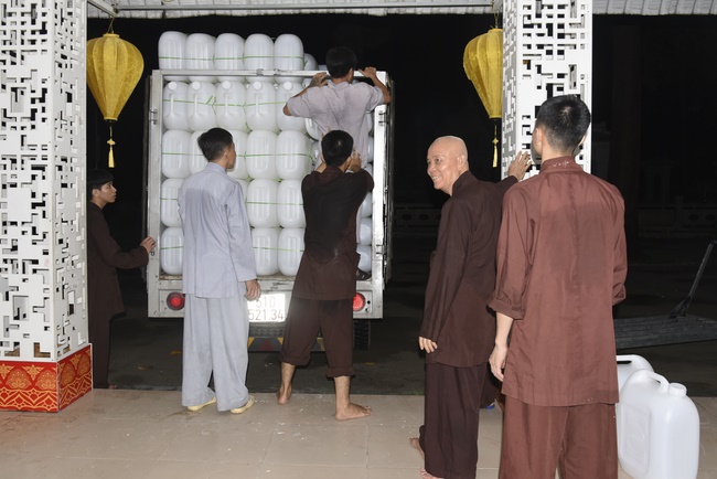 The handover ceremony of saline water purifier and rice ATM machine at Quoc Thoi Pagoda in Ben Tre