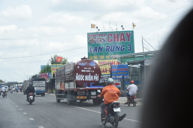 Offering a saltwater filter and a transformer to Quoc Thoi Pagoda in Ben Tre.