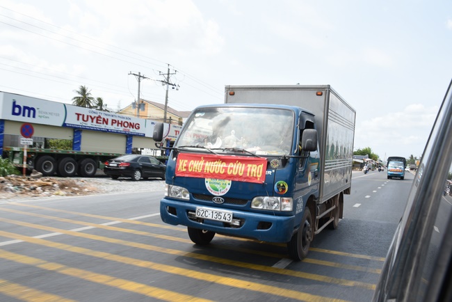 Offering a saltwater filter and a transformer to Quoc Thoi Pagoda in Ben Tre.