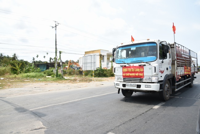 Offering a saltwater filter and a transformer to Quoc Thoi Pagoda in Ben Tre.
