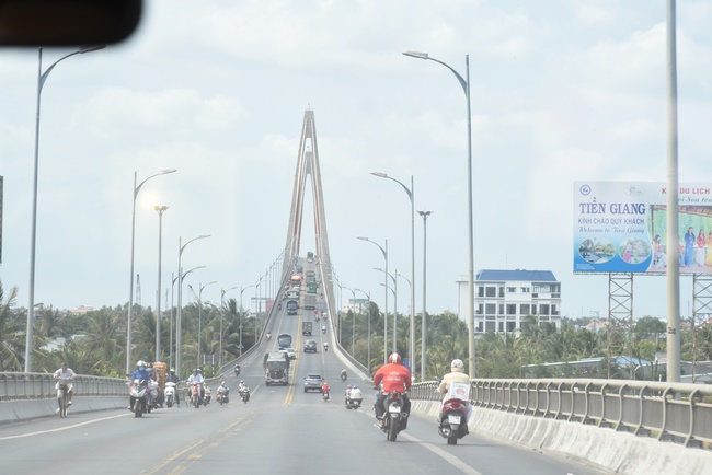 Offering a saltwater filter and a transformer to Quoc Thoi Pagoda in Ben Tre.