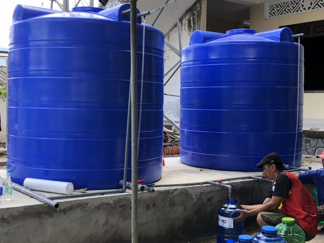 Offering a saltwater filter and a transformer to Quoc Thoi Pagoda in Ben Tre.
