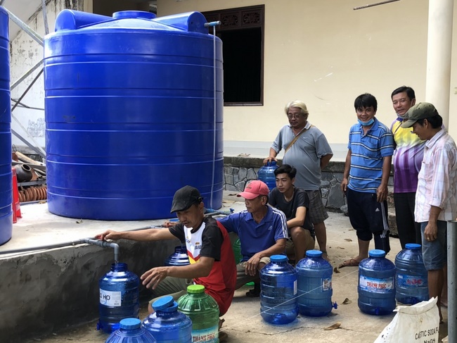 Offering a saltwater filter and a transformer to Quoc Thoi Pagoda in Ben Tre.