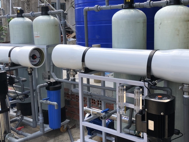 Offering a saltwater filter and a transformer to Quoc Thoi Pagoda in Ben Tre.