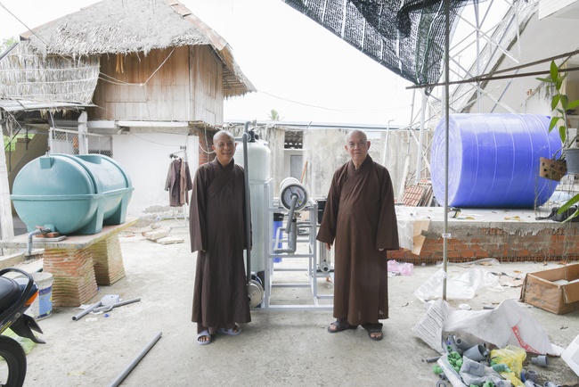 Offering a saltwater filter and a transformer to Quoc Thoi Pagoda in Ben Tre.
