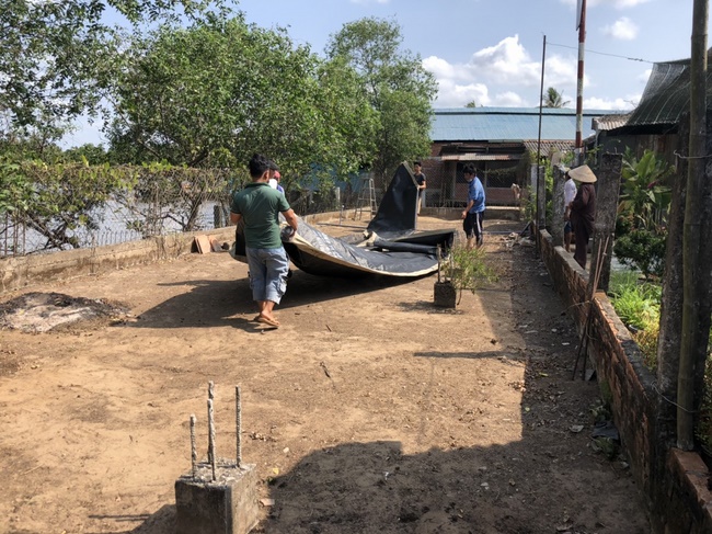 Offering a saltwater filter and a transformer to Quoc Thoi Pagoda in Ben Tre.