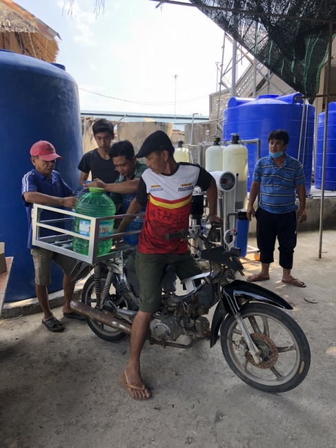 Offering a saltwater filter and a transformer to Quoc Thoi Pagoda in Ben Tre.