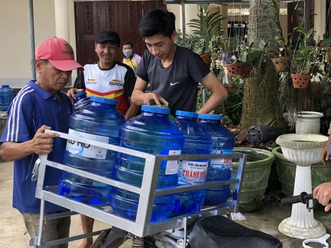 Offering a saltwater filter and a transformer to Quoc Thoi Pagoda in Ben Tre.