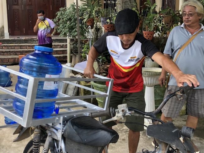 Offering a saltwater filter and a transformer to Quoc Thoi Pagoda in Ben Tre.