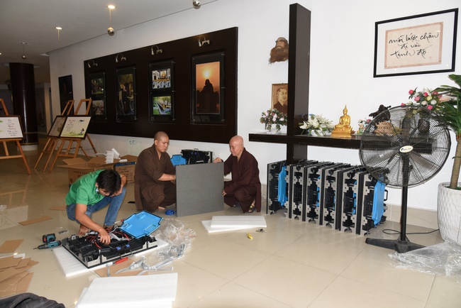 Offering a saltwater filter and a transformer to Quoc Thoi Pagoda in Ben Tre.
