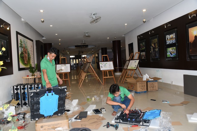 Offering a saltwater filter and a transformer to Quoc Thoi Pagoda in Ben Tre.