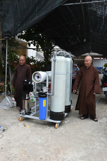 Offering a saltwater filter and a transformer to Quoc Thoi Pagoda in Ben Tre.