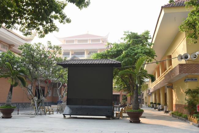 Offering a saltwater filter and a transformer to Quoc Thoi Pagoda in Ben Tre.