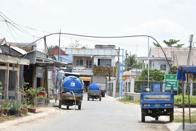 Offering a saltwater filter and a transformer to Quoc Thoi Pagoda in Ben Tre.