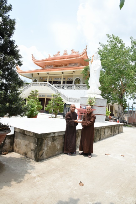 Offering a saltwater filter and a transformer to Quoc Thoi Pagoda in Ben Tre.