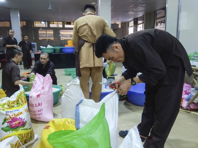 Support for the needy in Hoc Mon district in the epidemic season.