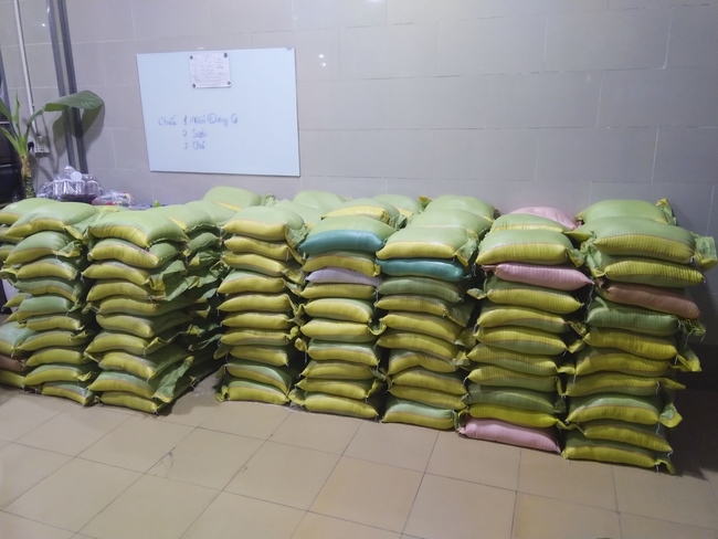 Support for the needy in Hoc Mon district in the epidemic season.