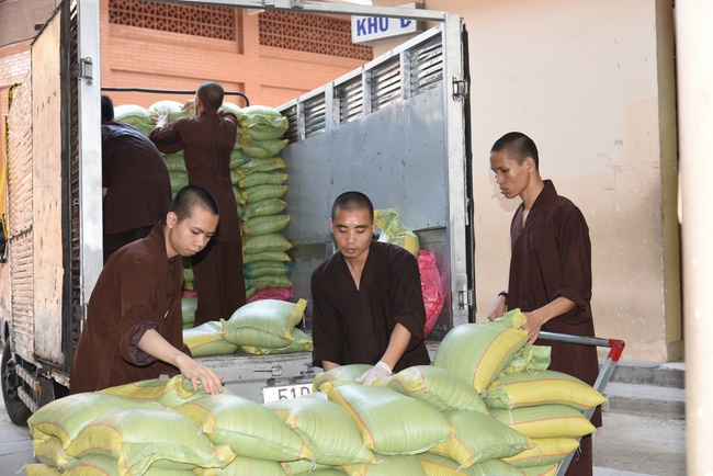 Support for the needy in Hoc Mon district in the epidemic season.