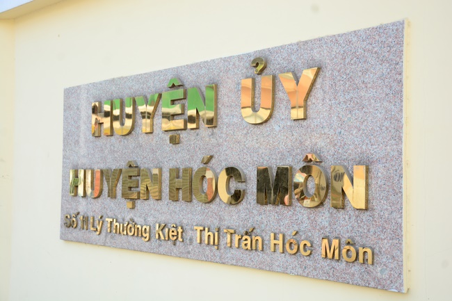 Support for the needy in Hoc Mon district in the epidemic season.