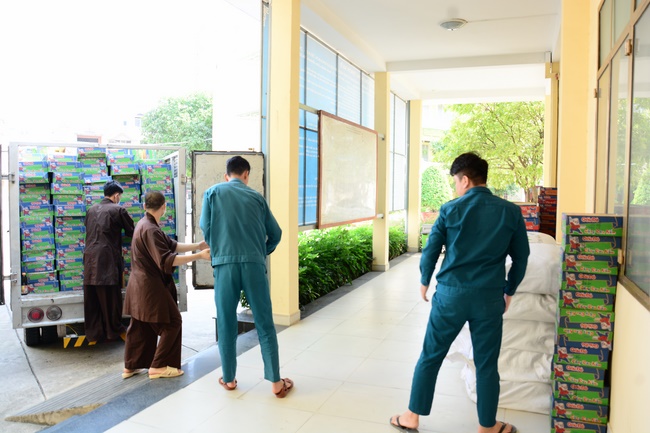 Support for the needy in Hoc Mon district in the epidemic season.