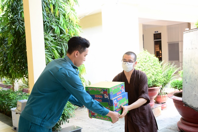 Support for the needy in Hoc Mon district in the epidemic season.