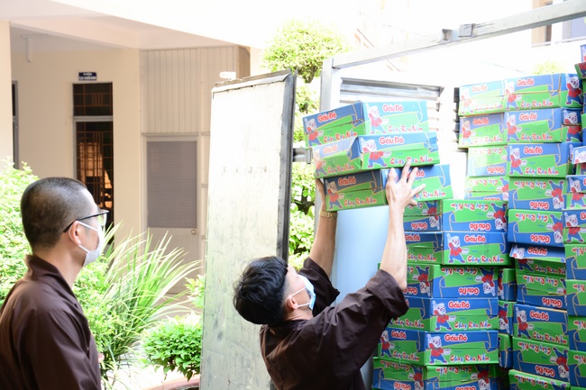 Support for the needy in Hoc Mon district in the epidemic season.