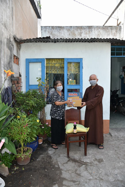 Support for the needy in Hoc Mon district in the epidemic season.