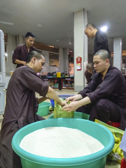 Support for the needy in Hoc Mon district in the epidemic season.