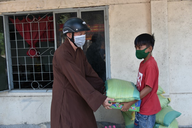 Support for the needy in Hoc Mon district in the epidemic season.