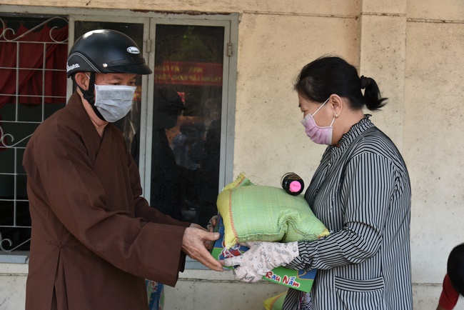 Support for the needy in Hoc Mon district in the epidemic season.