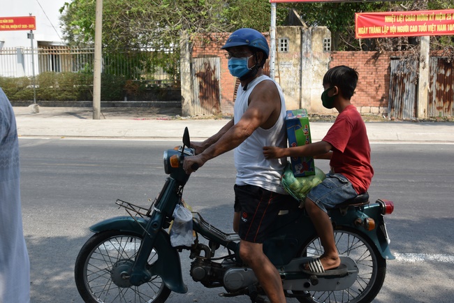 Support for the needy in Hoc Mon district in the epidemic season.