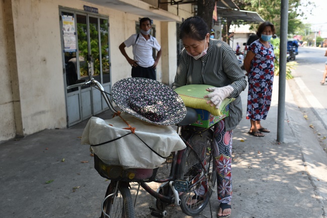 Support for the needy in Hoc Mon district in the epidemic season.