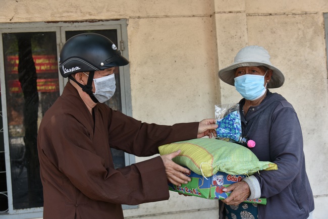 Support for the needy in Hoc Mon district in the epidemic season.