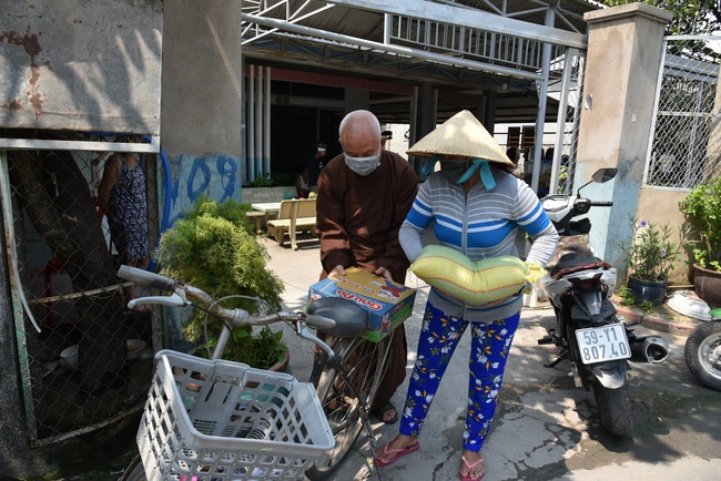 Support for the needy in Hoc Mon district in the epidemic season.