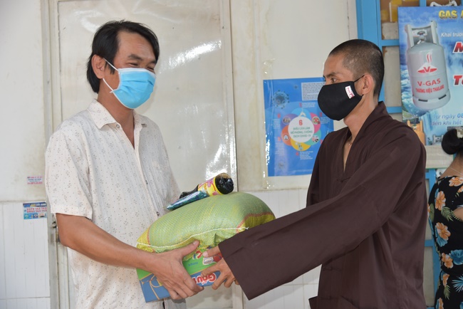 Support for the needy in Hoc Mon district in the epidemic season.