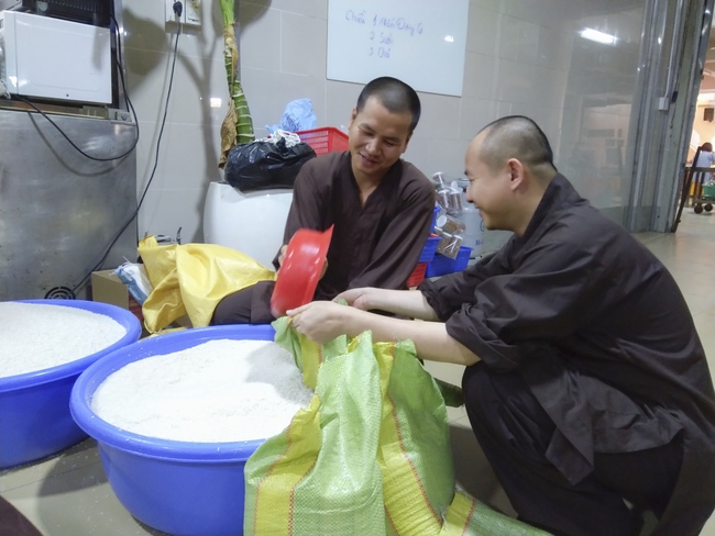 Support for the needy in Hoc Mon district in the epidemic season.