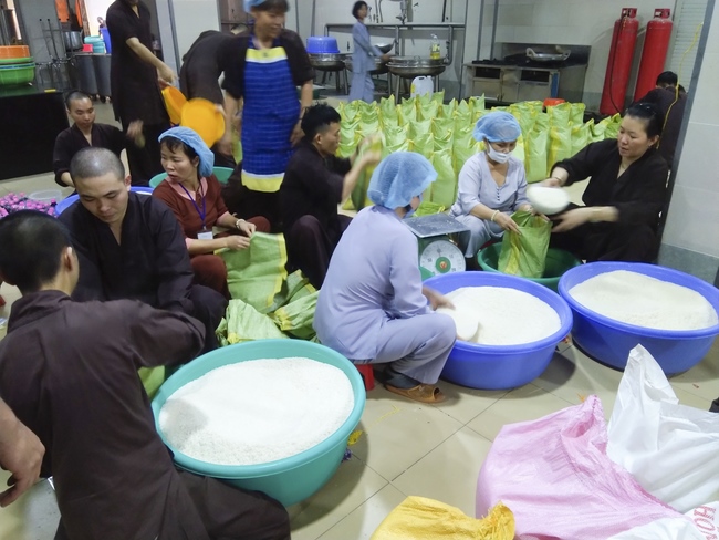 Support for the needy in Hoc Mon district in the epidemic season.