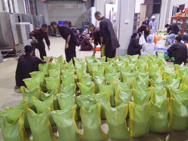 Support for the needy in Hoc Mon district in the epidemic season.