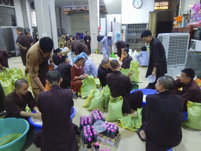 Support for the needy in Hoc Mon district in the epidemic season.